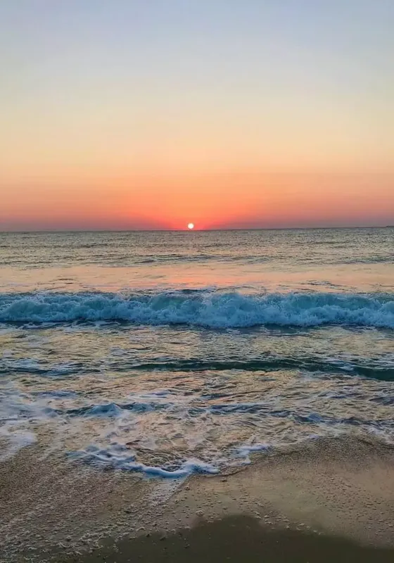 Răsăritul soarelui peste mare